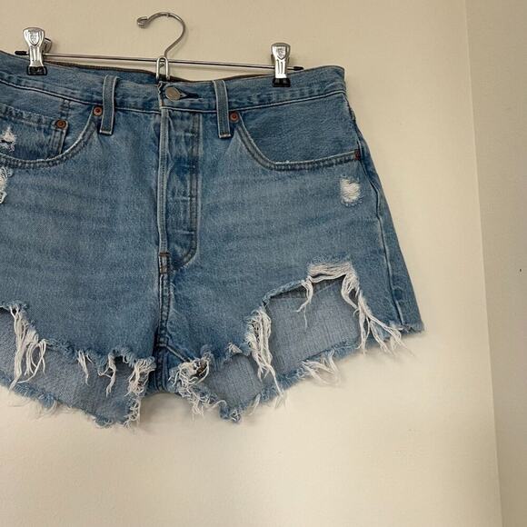 Levi's 501 High-Rise Denim Shorts in Sansome St Wash - Picture 4 of 8